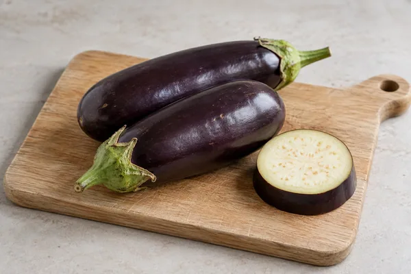 Aubergine in natürlicher Küchenumgebung