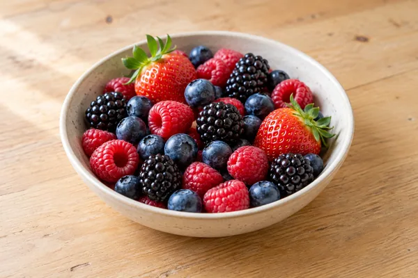 Frische Beeren in natürlicher Küchenumgebung
