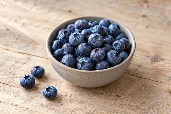 Heidelbeeren in natürlicher Küchenumgebung