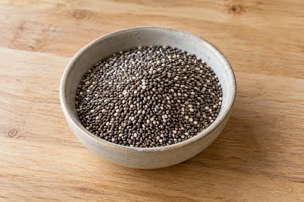Trockene Chiasamen in einer kleinen Keramikschale