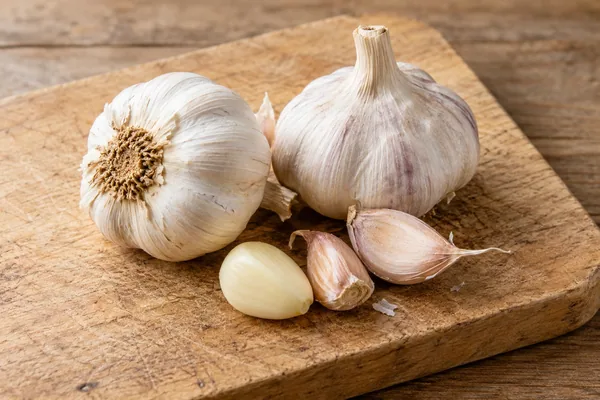 Knoblauch in natürlicher Küchenumgebung