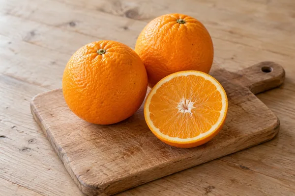 Orange in natürlicher Küchenumgebung