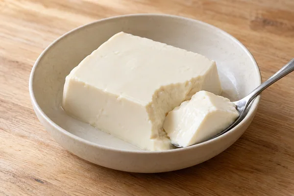 Zarter Seidentofu in einer flachen Schale