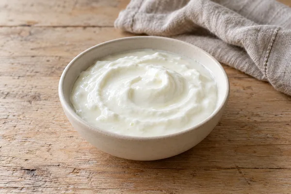 Naturjoghurt mit einer lockeren Oberfläche in einer Keramikschale
